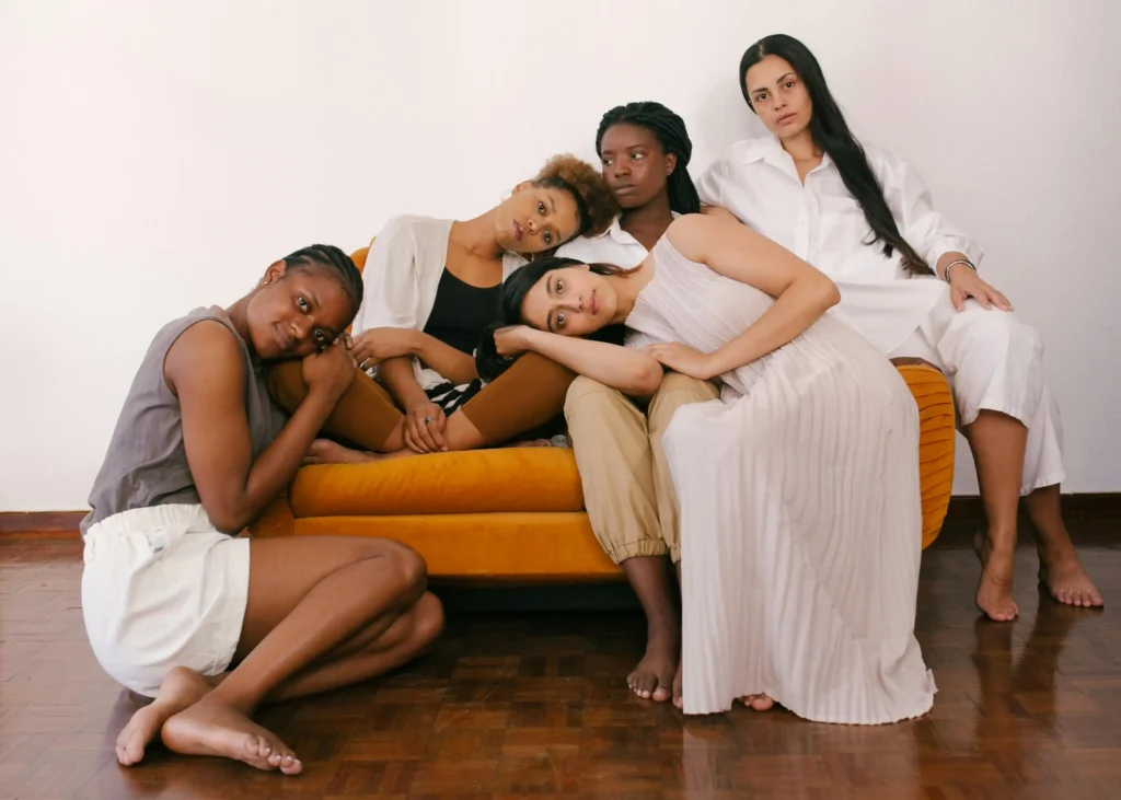 Imagem de mulheres se apoiando.